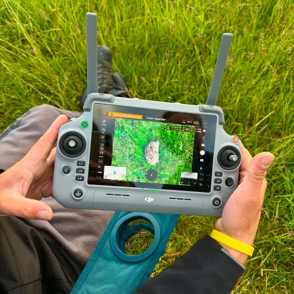 Ovladač dronu s termokamerou při hledání srnčat